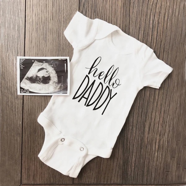 Baby Clothing Gender Neutral - 夏の新生児幼児の少年少女のボディスーツ半袖ハローパパプリントベビーロンパース白ジャンプスーツ衣装ベビーパパ服