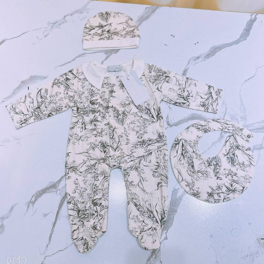 Baby Clothing Outlet - 2024年新作デザインベビー服 新生児用純綿ジャンプスーツ フルプリント 森柄ベビーガールロンパース よだれかけ帽子付き3点セット